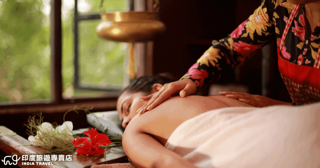 這張圖片展示傳統的印度 阿育吠陀(Ayurveda)療法,一位女性正在接受背部油療按摩。場景中自然光灑入室內,營造出靜謐放鬆的氛圍,桌旁擺放著花朵與草藥,象徵自然療癒的力量。阿育吠陀強調身心靈平衡,透過草藥、精油與按摩手法調整能量,促進健康與放鬆。這種療法是印度旅遊中最受歡迎的體驗之一,常見於南印度與喀拉拉邦(Kerala)的養生度假村與水療館。