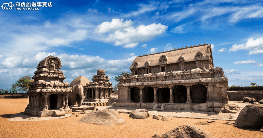 畫面展示位於印度泰米爾納德邦（Tamil Nadu）的「五戰車石窟群」（Five Rathas，又稱五輛戰車廟），這是公元7世紀帕拉瓦王朝時期的岩石雕刻建築群。建築由整塊花崗岩岩石雕鑿而成，每座石窟寺廟象徵不同的神祇與建築風格，左側可見一座石雕大象，增添歷史感與藝術氛圍。這裡被列入世界文化遺產，是南印度古代建築藝術的經典代表。圖片左下角有「印度旅遊專賣店 India Travel」標誌，適合用於文化旅遊與世界遺產介紹相關內容。