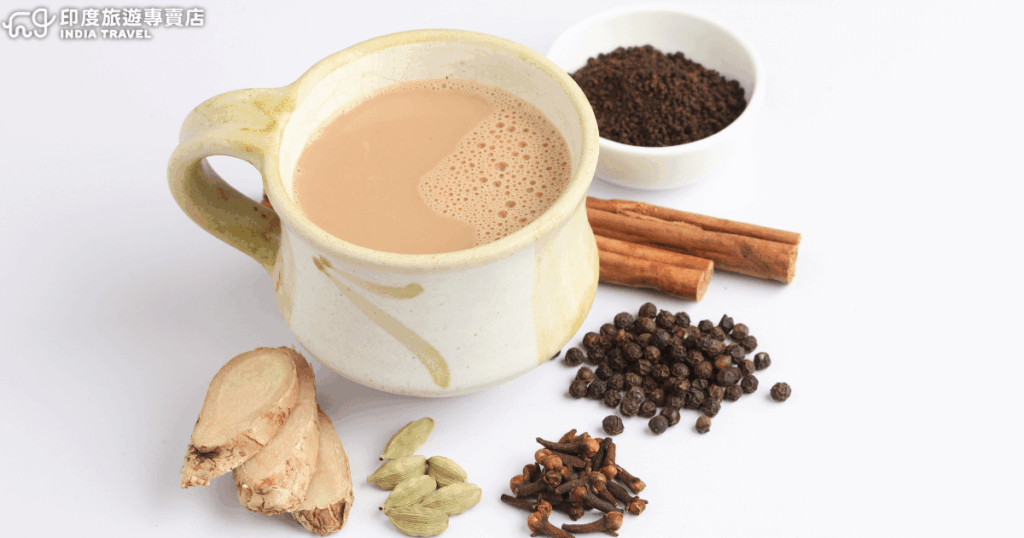 這張圖片呈現了經典的印度香料奶茶（Masala Chai），裝在陶杯中，茶湯呈現溫潤的乳褐色。周圍擺放著常見的調味香料，包括肉桂棒、黑胡椒粒、丁香、薑片與小豆蔻，這些食材正是塑造其濃郁辛香與溫暖口感的關鍵。Masala Chai 是印度日常生活中不可或缺的飲品，無論街頭小攤或家庭聚會，都能見到它的身影，象徵著熱情好客與濃厚的生活氣息。
