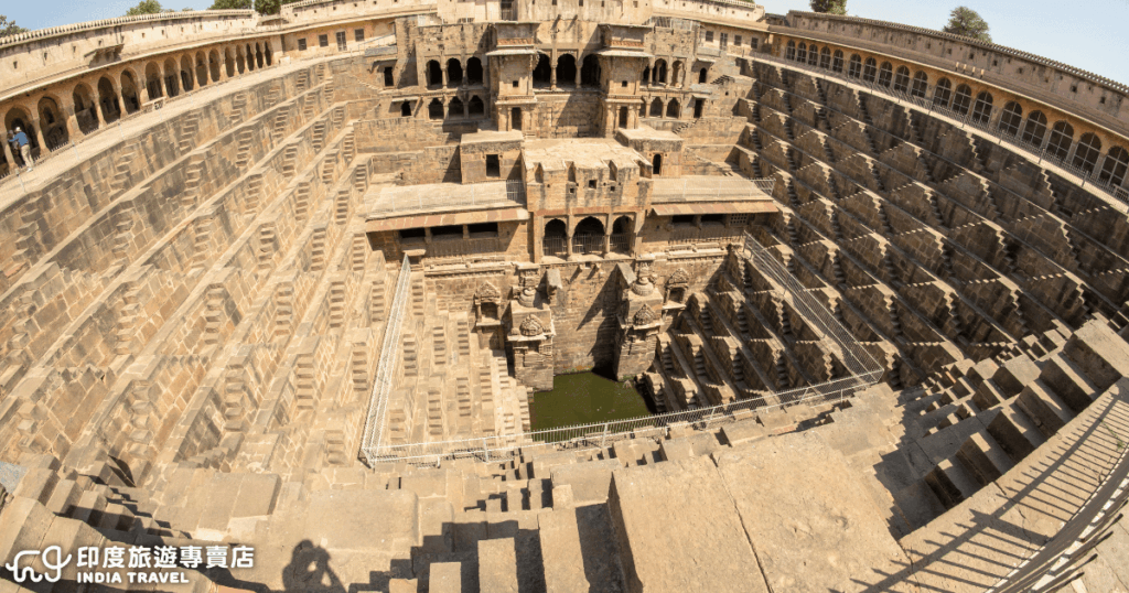 照片拍攝於印度拉賈斯坦邦的月亮水井（Chand Baori Stepwell），這是世界最深的階梯井之一，由無數對稱的石階組成，通往底部的水池。圖中展現其宏偉的幾何設計與歷史建築美感，是印度旅遊不可錯過的奇觀景點。