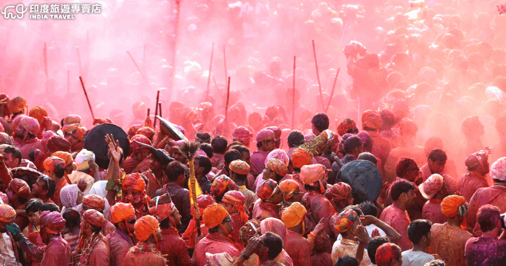 畫面捕捉印度灑紅節（Holi Festival）中人潮聚集的壯觀場景，空氣中瀰漫著鮮豔的紅粉與彩色粉末，象徵春天與祝福的到來。人們身穿傳統服飾、頭綁彩巾，臉上沾滿顏料，熱情揮舞雙手、彼此灑粉歡笑，展現濃烈的節慶氣氛。這張照片充滿動感與色彩層次，是體驗印度文化與人文攝影的代表畫面。