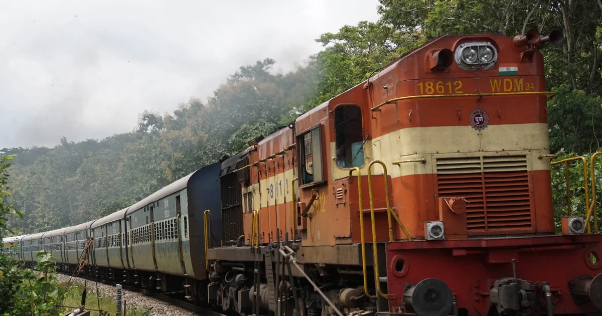 行駛於綠蔭山巒間的印度懷舊小火車